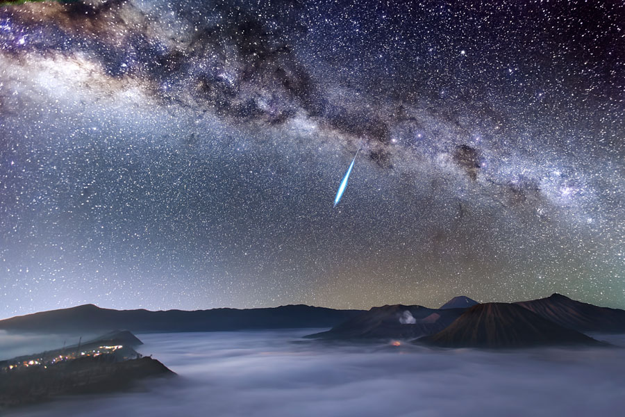 Eta Aquarid Meteor Shower over Mount Bromo - Justin Ng (Singapore).jpg