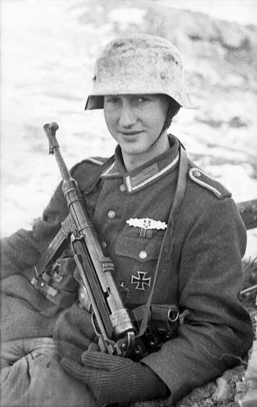 Bundesarchiv_Bild_101I-278-0899-26,_Russland,_Soldat_mit_MP_40_im_Schnee.jpg